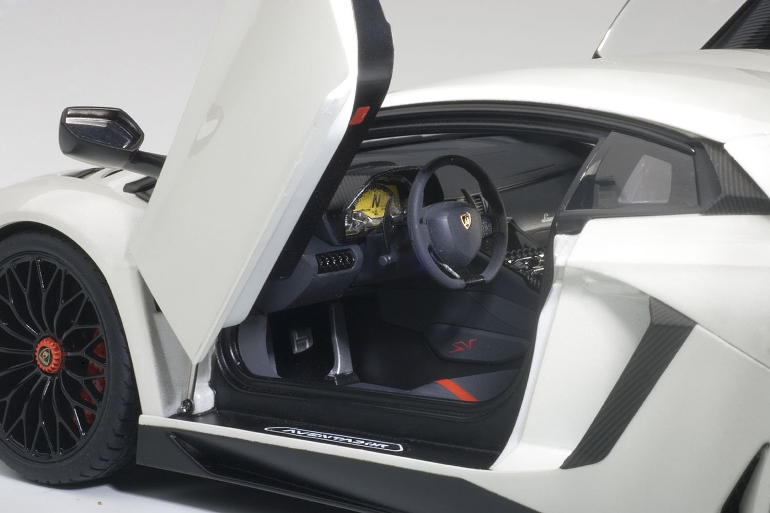 AUTOart アヴェンタドール LP700-4 1/18 ホワイト Amazon.co.jp: AUTOart 1/18 ランボルギーニ アヴェンタドール